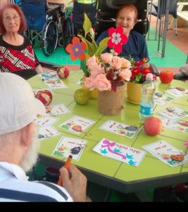 בית הורים בן יהודה מכינים כרטיסי ברכה לחג